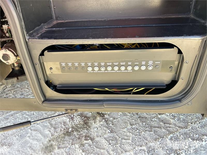  Winnebago Adventurer 35F Motor Home 露營車和有篷卡車