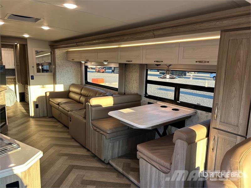  Winnebago Adventurer 35F Motor Home 露營車和有篷卡車