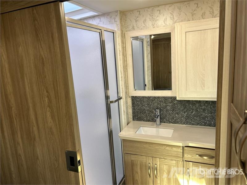  Winnebago Adventurer 35F Motor Home 露營車和有篷卡車
