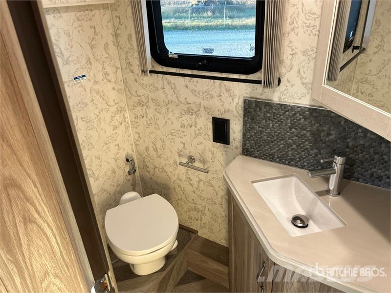  Winnebago Adventurer Motor Home Motorhomes and caravans