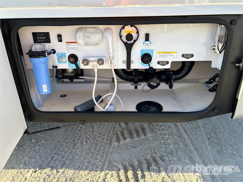  Winnebago Adventurer Motor Home Motorhomes and caravans