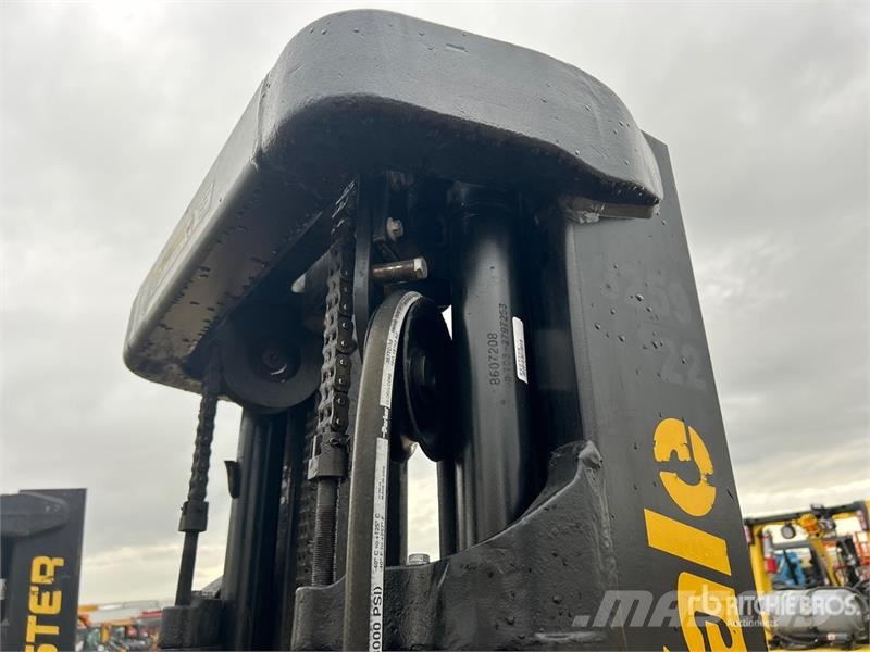 Yale GLP050MXNEAE086 5000 lb Pneumatic Tire Forklift Other