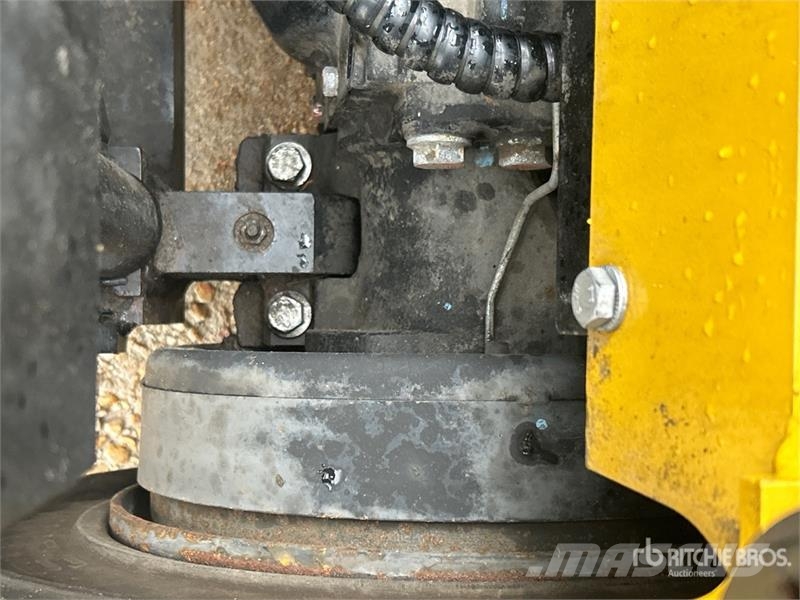 Yale GLP050MXNEAE086 5000 lb Pneumatic Tire Forklift Other