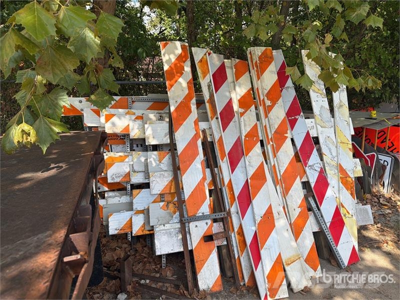  12 temporary road barriers with with extra pieces  Drugi deli