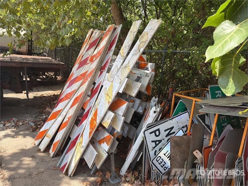  12 temporary road barriers with with extra pieces  Drugi deli