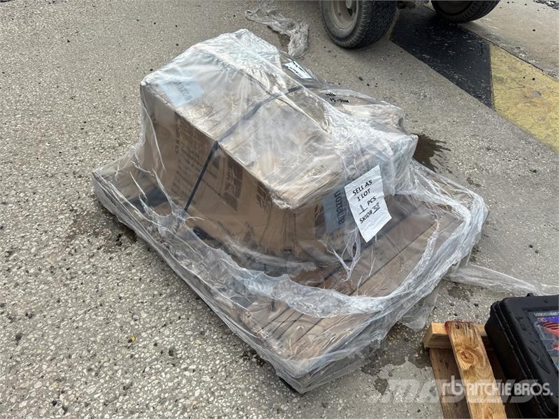 125 lbs Hitch mounted Salt Spreader (Unused) Kum ve tuz serpiciler