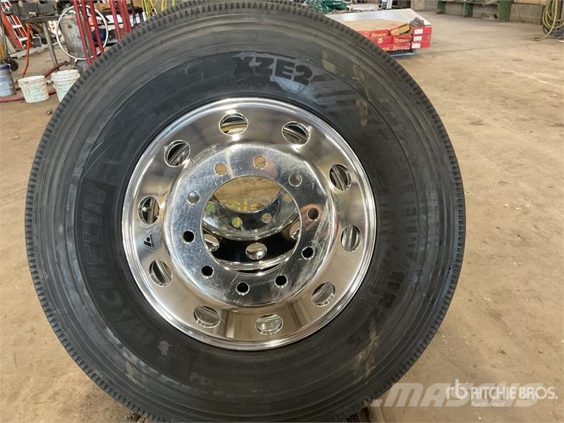 2 New 11R.5 Michelin XZE w/New Aluminum Accuride W Gume, kolesa in platišča