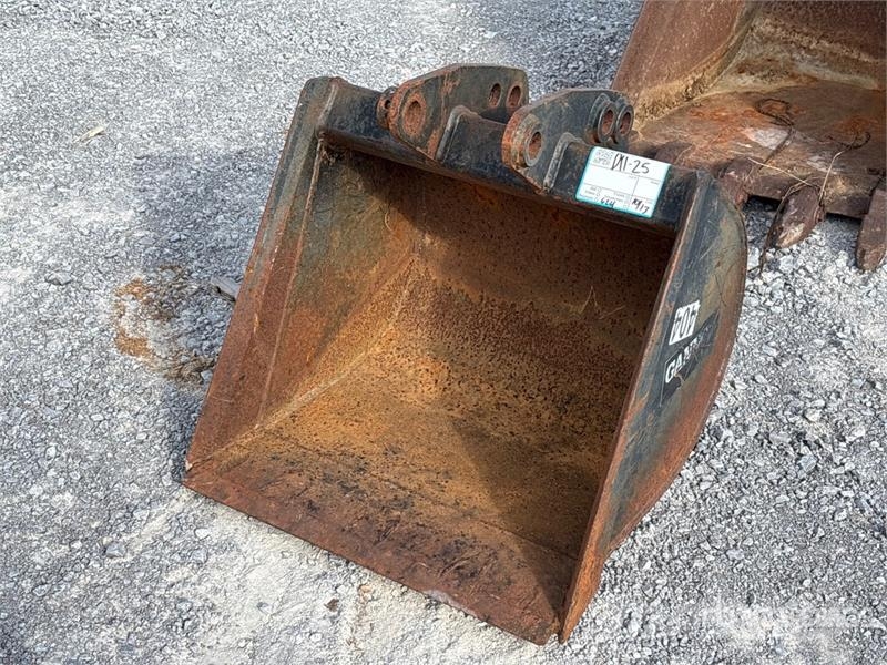  24 in Cleanup Excavator Bucket - Fits Cat 302 Kašike / Korpe