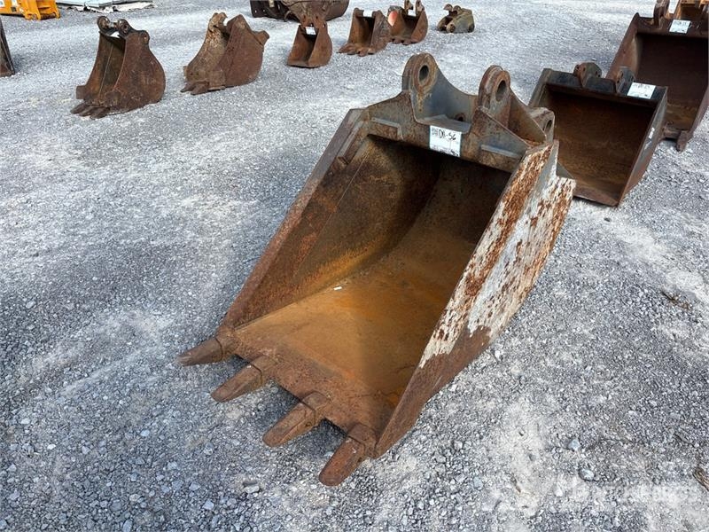 24 in Digging Backhoe Rear Bucket - Fits Ford/New Žlice