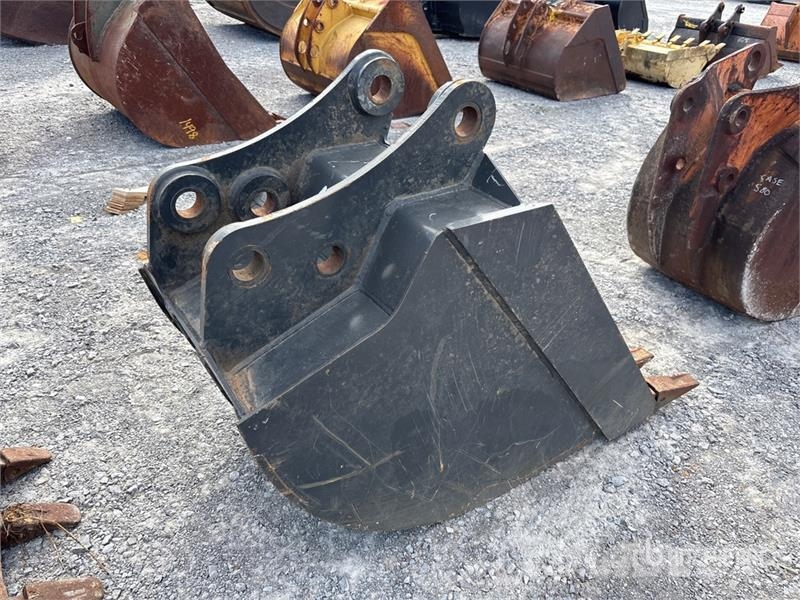 24 in Digging Backhoe Rear Bucket - Fits Ford / Ne Buckets