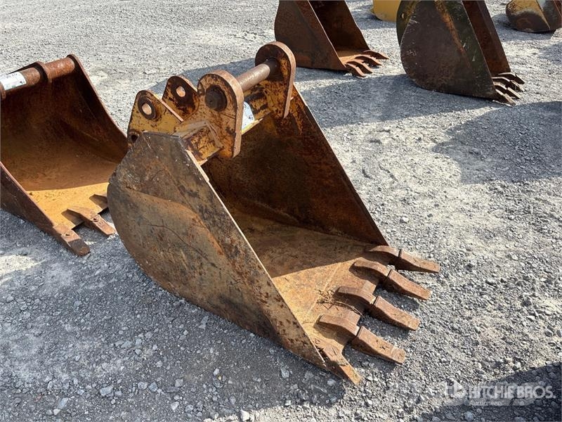24 in Digging Backhoe Rear Bucket - Fits Case 580K Žlice