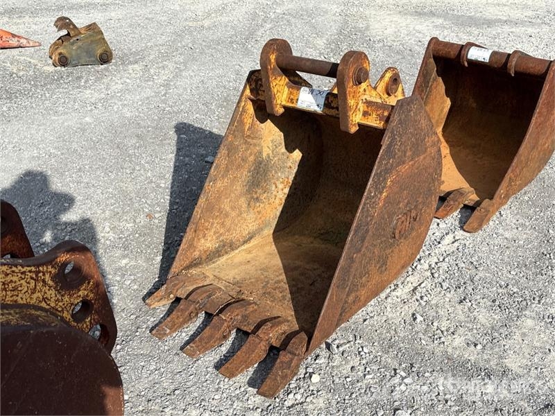 24 in Digging Backhoe Rear Bucket - Fits Case 580K Žlice