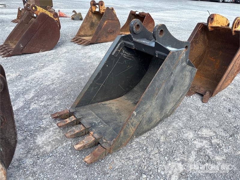 24 in Digging Backhoe Rear Bucket - Fits Ford / Ne Buckets
