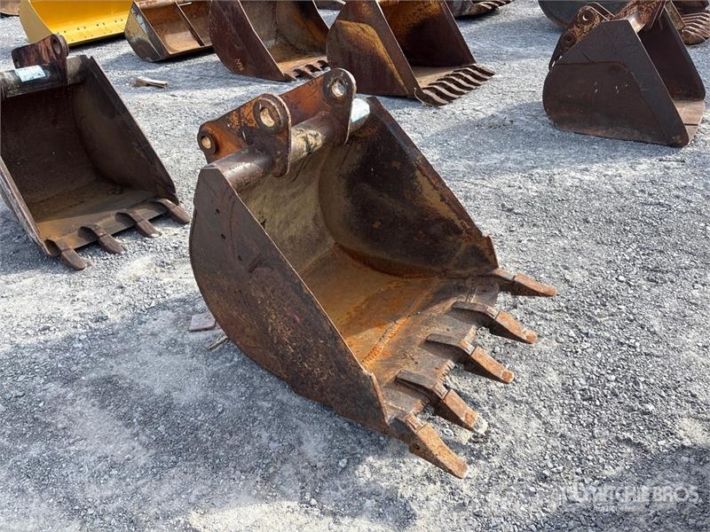  28 in Digging Backhoe Rear Bucket - Fits Case 580K Kašike / Korpe