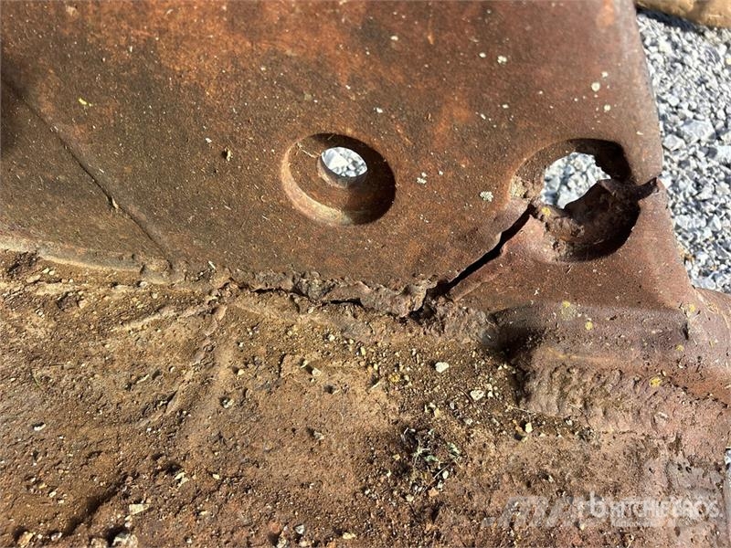 28 in Digging Excavator Bucket - Fits Cat 323 Žlice