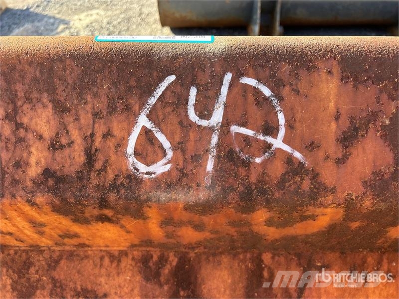  96 in Backhoe Loader Bucket - Fits Case 590 Kašike / Korpe