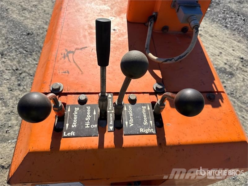 Ampac P33/24 ضاغطات التربة