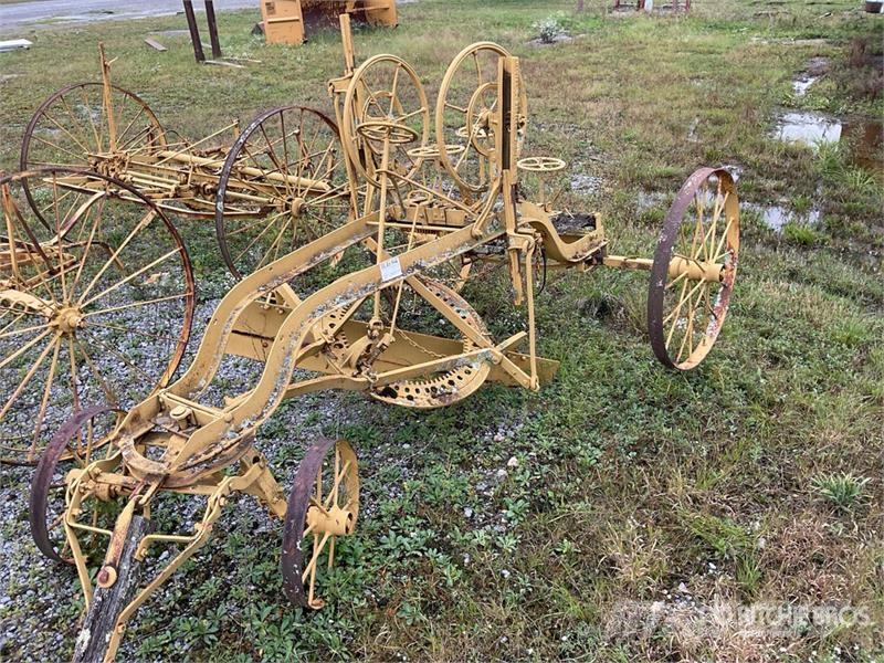 Antique Pull Behind Grader Építőipar - Egyebek