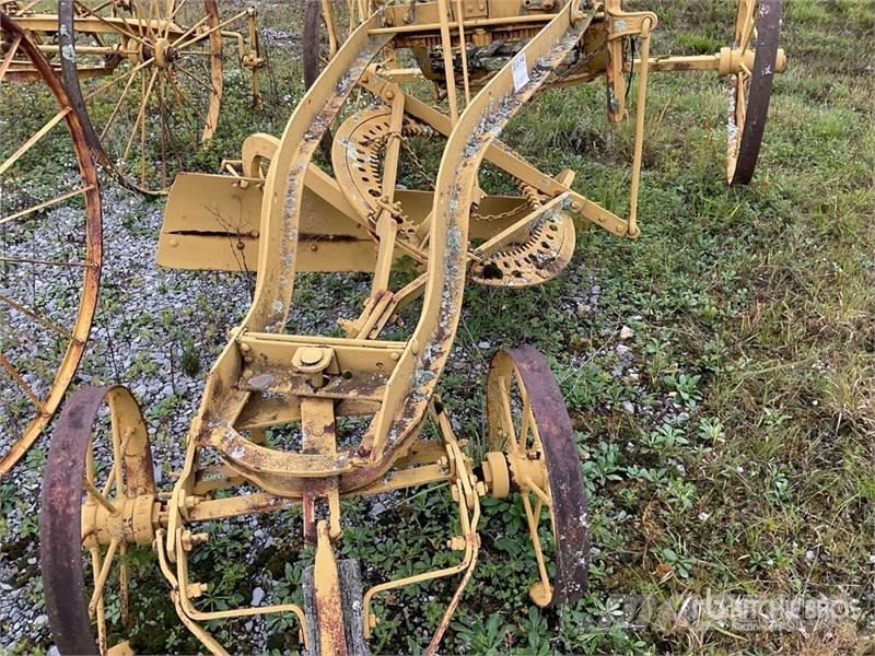 Antique Pull Behind Grader Építőipar - Egyebek