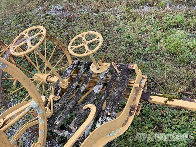 Antique Pull Behind Grader Építőipar - Egyebek