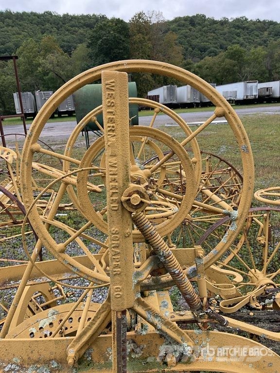 Antique Pull Behind Grader Építőipar - Egyebek