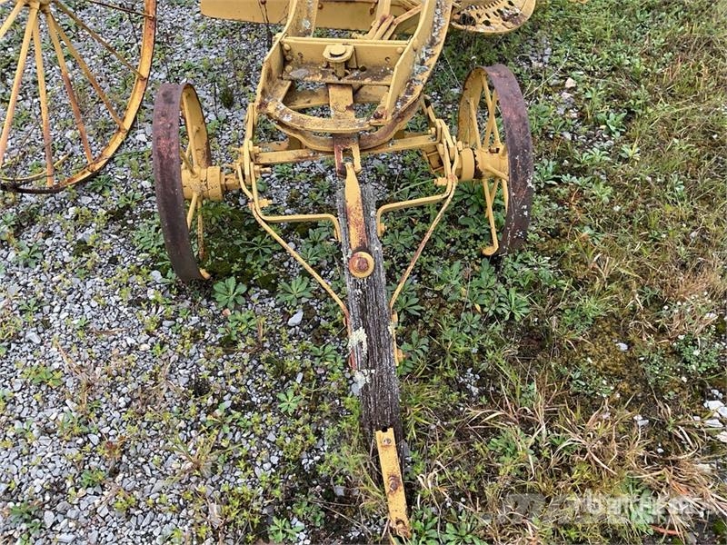 Antique Pull Behind Grader Építőipar - Egyebek