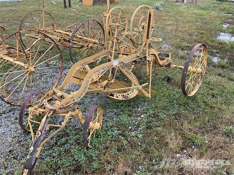 Antique Pull Behind Grader Építőipar - Egyebek