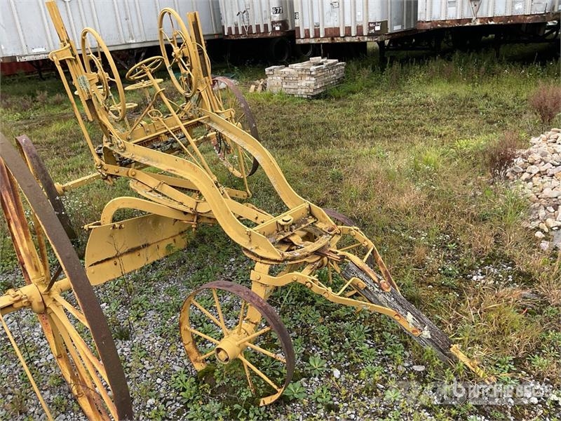 Antique Pull Behind Grader Építőipar - Egyebek
