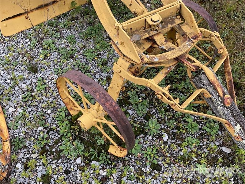 Antique Pull Behind Grader Építőipar - Egyebek