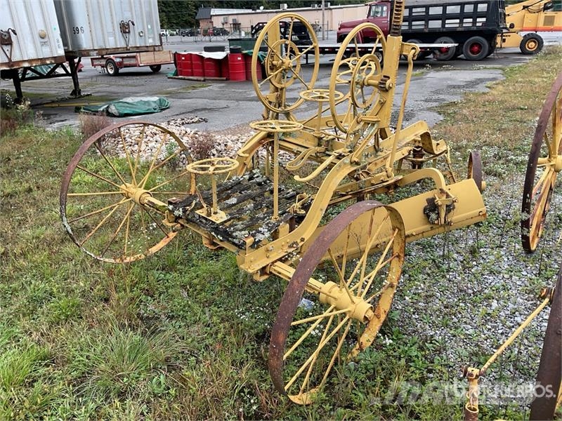 Antique Pull Behind Grader Építőipar - Egyebek