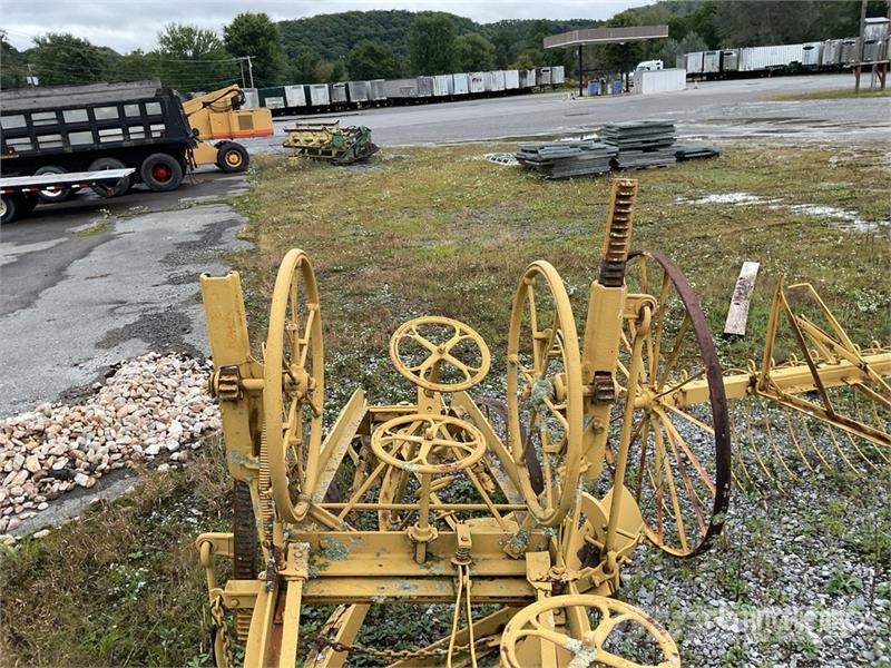 Antique Pull Behind Grader Építőipar - Egyebek