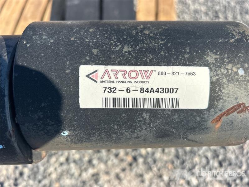Arrow of (2) Arrow 84 in Lift Truck Forks (Unused) Вила