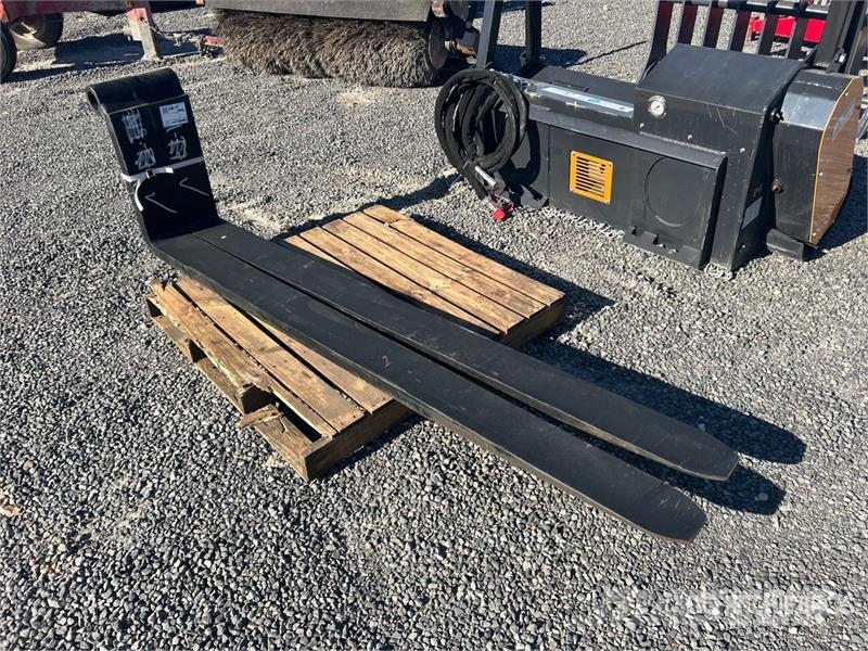 Arrow of (2) Arrow 84 in Lift Truck Forks (Unused) Вила