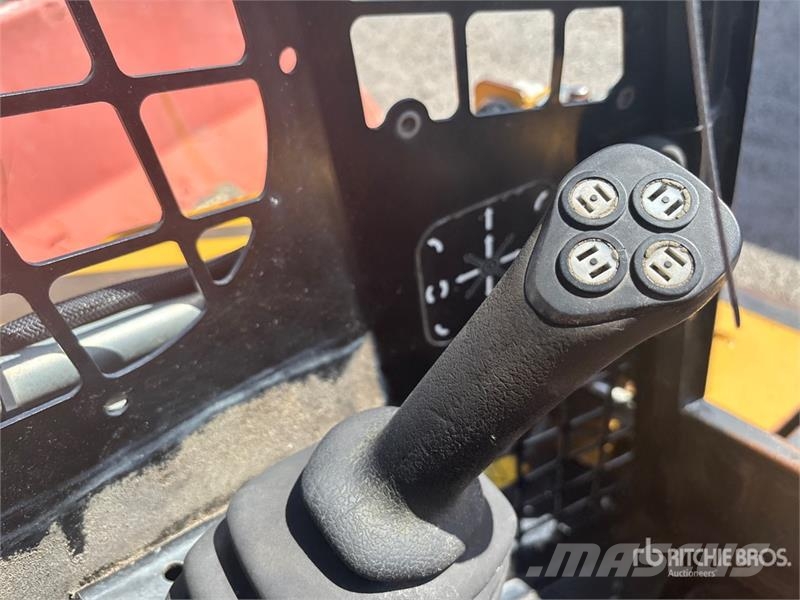 ASV RT40 Compact Track Loader Lietoti riteņu kompaktiekrāvēji