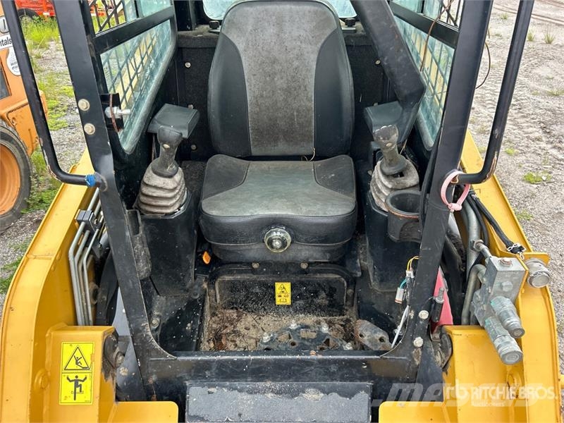 ASV RT40 Compact Track Loader لوادر انزلاقية التوجيه
