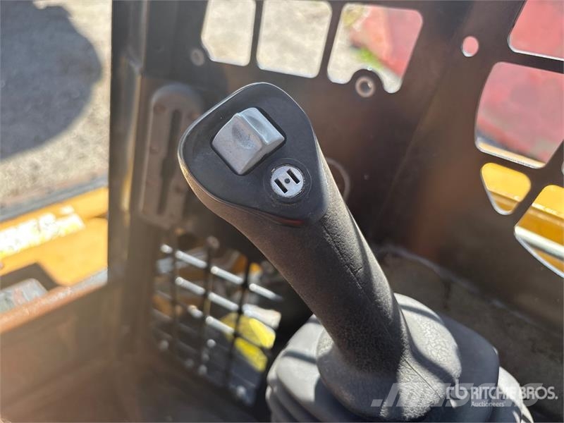 ASV RT40 Compact Track Loader Lietoti riteņu kompaktiekrāvēji
