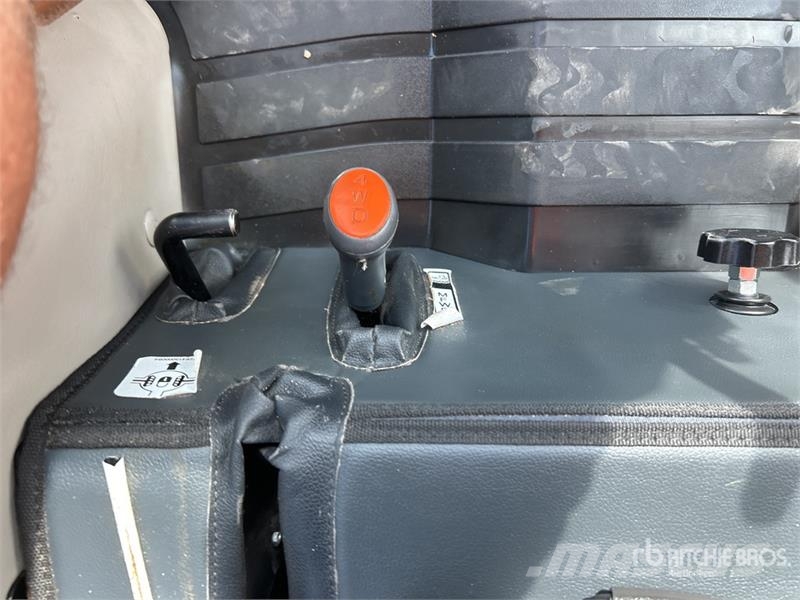 Bad Boy BB4035CHIL 4WD Utility Tractor Taajamatraktorit