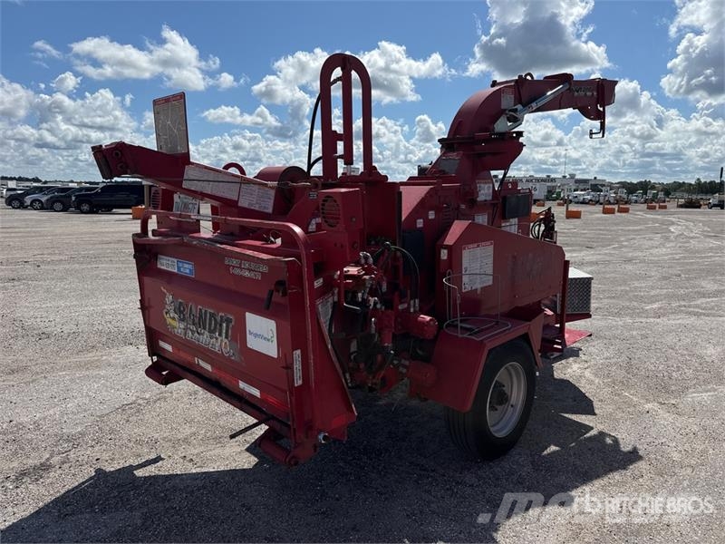 Bandit 1390 Tow Behind Wood Chipper Cippatrice