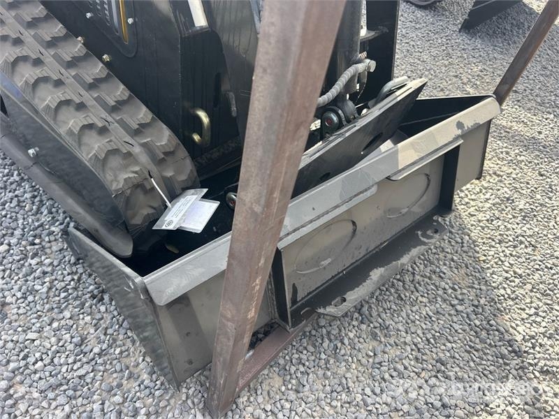 BisonTek BT310 Mini Compact Track Loader (Unused) Kompaktrakodók