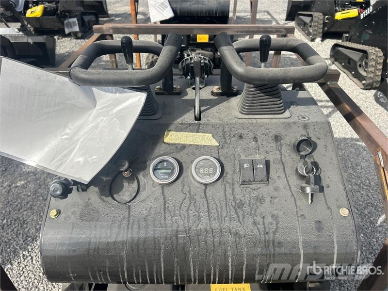 BisonTek BT310 Mini Compact Track Loader (Unused) Kompaktrakodók