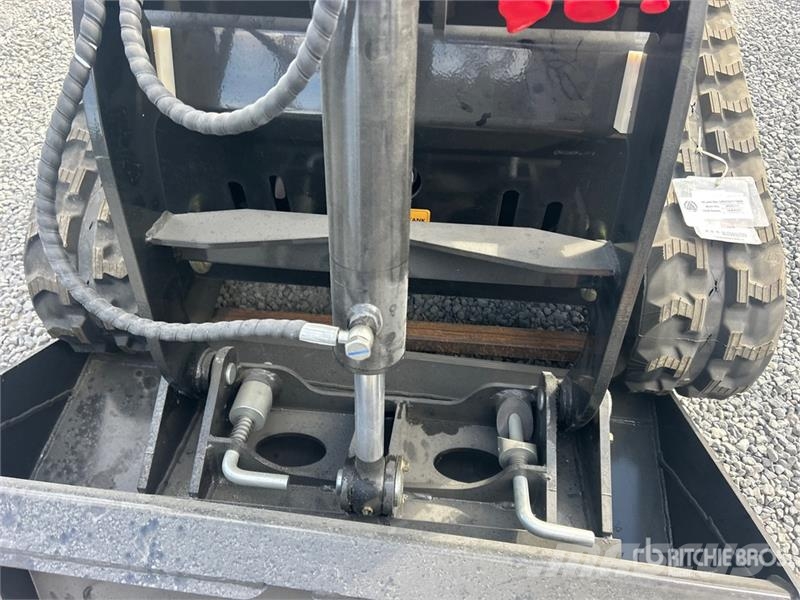 BisonTek BT310 Mini Compact Track Loader (Unused) Kompaktrakodók
