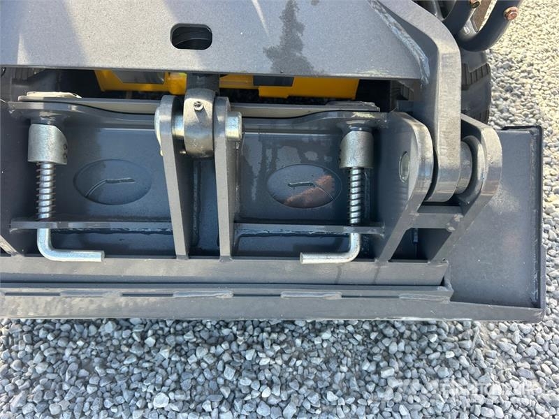 BisonTek BT360 Mini Compact Track Loader (Unused) Мини товарачи