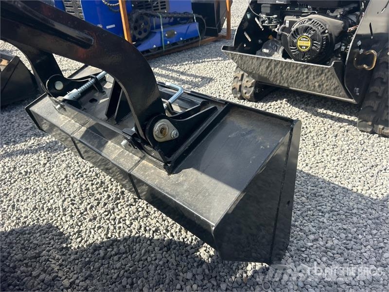 BisonTek BT380 Mini Compact Track Loader (Unused) Kompaktrakodók