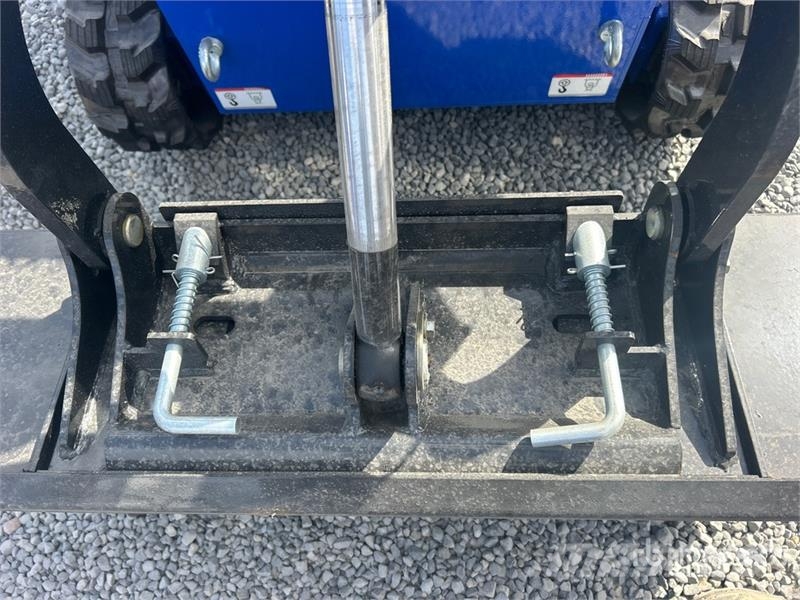  BisonTek BT380 Mini Compact Track Loader (Unused) لوادر انزلاقية التوجيه