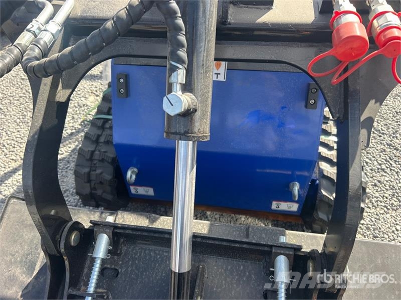  BisonTek BT380 Mini Compact Track Loader (Unused) لوادر انزلاقية التوجيه