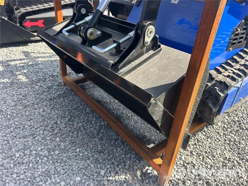  BisonTek BT380 Mini Compact Track Loader (Unused) لوادر انزلاقية التوجيه