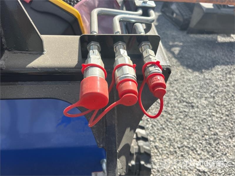  BisonTek BT380 Mini Compact Track Loader (Unused) لوادر انزلاقية التوجيه