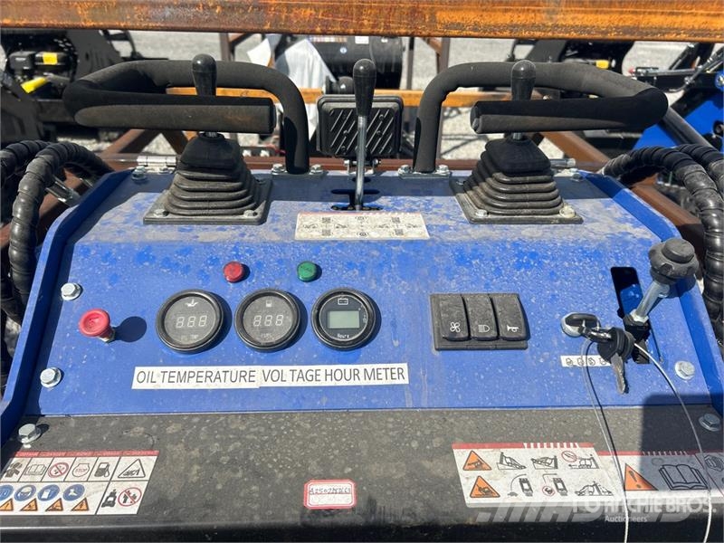 BisonTek BT380 Mini Compact Track Loader (Unused) Kompaktrakodók