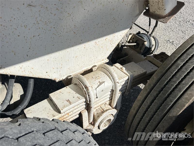 Blacksmith 32 ft T/A Frameless End Dump Trailer Самоскиди