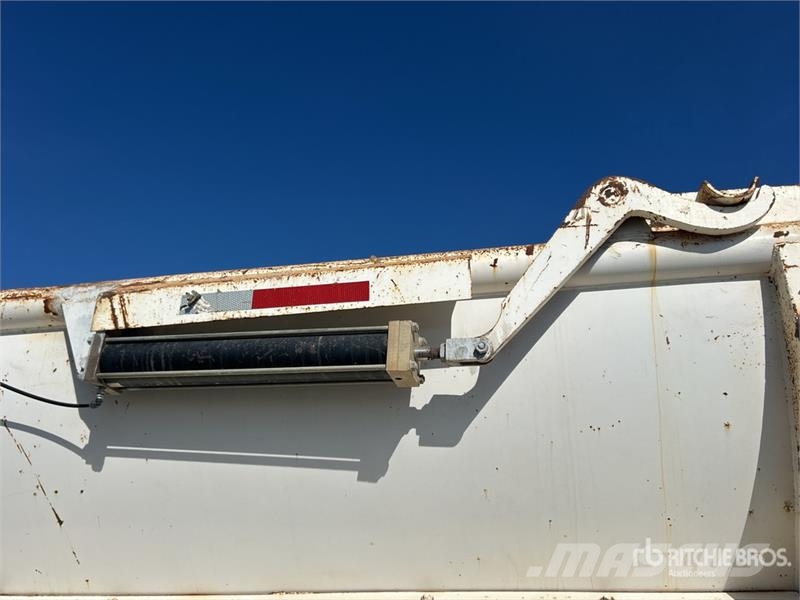 Blacksmith 32 ft T/A Frameless End Dump Trailer Самоскиди